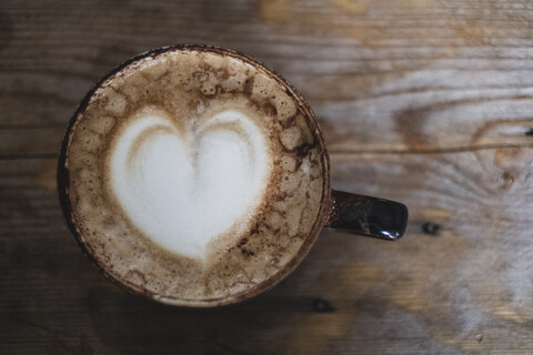 Nahaufnahme von Cappuccino mit Schaumstoffherz., lizenzfreies Stockfoto