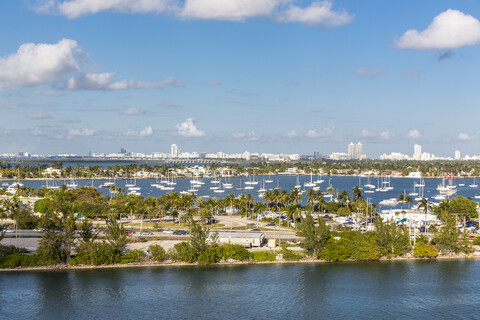 USA, Florida, Miami, Jachtpier mit Prominentenhäusern im Hintergrund, lizenzfreies Stockfoto