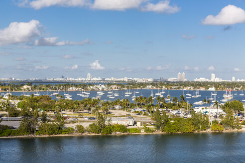 USA, Florida, Miami, Jachtpier mit Prominentenhäusern im Hintergrund - MABF00525