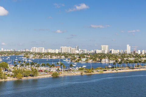 USA, Florida, Miami, Jachtpier mit Prominentenhäusern im Hintergrund, lizenzfreies Stockfoto