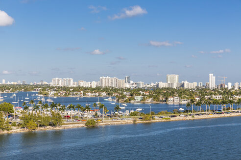 USA, Florida, Miami, Jachtpier mit Prominentenhäusern im Hintergrund - MABF00526