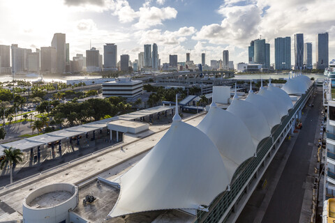 USA, Florida, Skyline von Downtown Miami in der Abenddämmerung, lizenzfreies Stockfoto