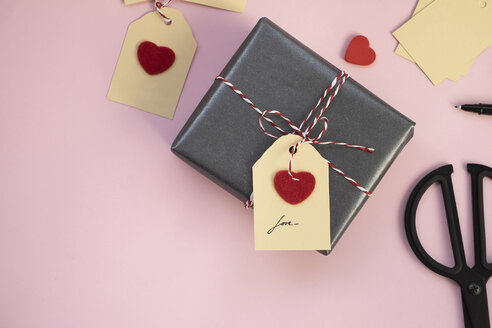 Valentinsgeschenk auf rosa Hintergrund - MOMF00600