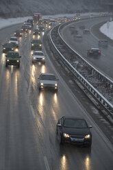 Deutschland, Autobahn im Winter, vereiste Straße und Verkehr - CRF02829