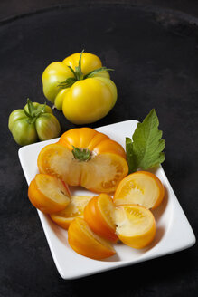 Azoychka-Tomate in Scheiben geschnitten auf Teller - CSF29225