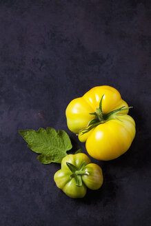 Zwei Azoychka-Tomaten auf dunklem Grund - CSF29226