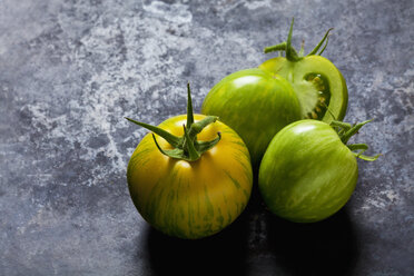 Ganze und geschnittene Tomaten 'Green Zebra' - CSF29265