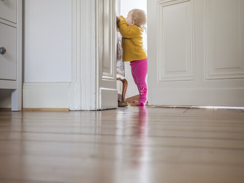 Neugieriges kleines Mädchen erkundet sein Zuhause, lizenzfreies Stockfoto