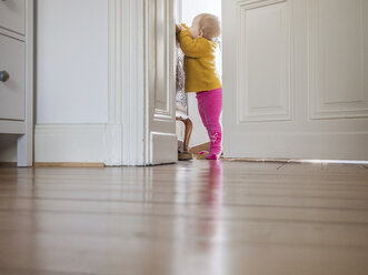 Neugieriges kleines Mädchen erkundet sein Zuhause - LAF02225