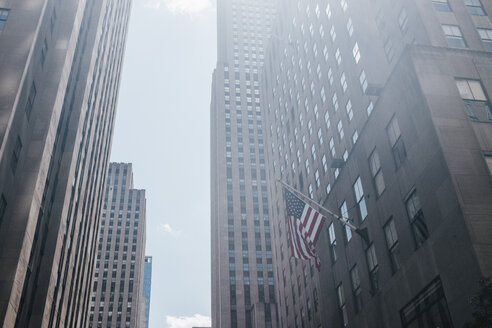 USA, New York City, Manhattan, Flagge der USA auf dem Rockefeller Center - GCF00235