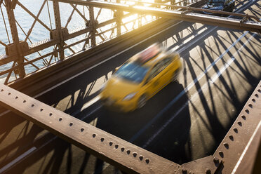 USA, New York City, Brooklyn, gelbes Taxi auf der Brooklyn Bridge - GCF00236