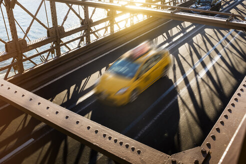 USA, New York City, Brooklyn, gelbes Taxi auf der Brooklyn Bridge - GCF00236