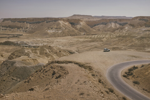 Israel, Negev, Avdat-Nationalpark, Blick auf die Negev-Wüste mit Jeep, lizenzfreies Stockfoto