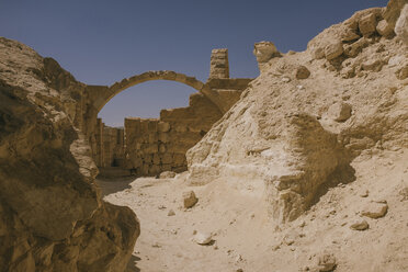 Israel, Negev, Avdat National Park, Kirchenruine in der Wüste - GCF00242