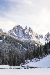 Italien, Trentino Alto-Adige, Val di Funes, Dolomiten Berge, Santa Maddalena an einem sonnigen Wintertag - FLMF00110