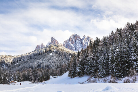 Italien, Trentino Alto-Adige, Val di Funes, Dolomiten Berge, Santa Maddalena an einem sonnigen Wintertag, lizenzfreies Stockfoto