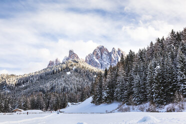 Italy, Trentino Alto-Adige, Val di Funes, Dolomites mountains, Santa Maddalena on a sunny winter day - FLMF00111