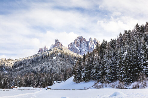 Italien, Trentino Alto-Adige, Val di Funes, Dolomiten Berge, Santa Maddalena an einem sonnigen Wintertag - FLMF00111