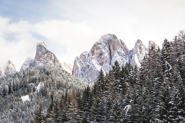 Italien, Trentino Alto-Adige, Val di Funes, Dolomiten Berge, Santa Maddalena an einem sonnigen Wintertag - FLMF00112