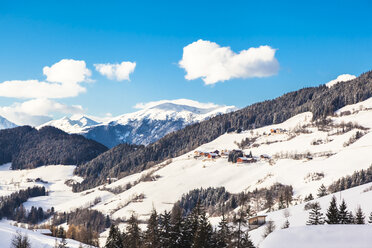 Italien, Trentino Alto-Adige, Val di Funes, Santa Maddalena an einem sonnigen Wintertag - FLMF00114