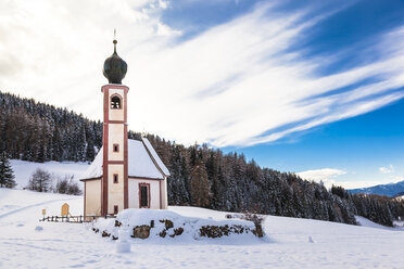 Italien, Trentino Alto-Adige, Val di Funes, Santa Maddalena, Kapelle San Giovanni in Ranui an einem sonnigen Wintertag - FLMF00115