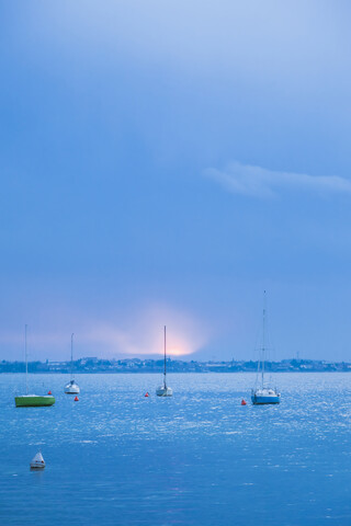 Italien, Venetien, Segelboote auf dem Gardasee bei Lazise, lizenzfreies Stockfoto