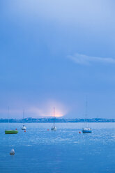 Italien, Venetien, Segelboote auf dem Gardasee bei Lazise - FLMF00123