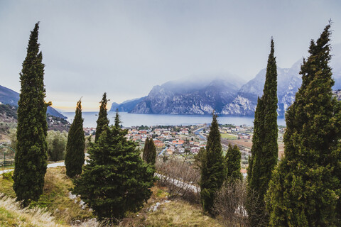Italien, Trentino Alto-Adige, Nago-Torbole, Blick auf die Stadt am Gardasee an einem kalten Wintertag, lizenzfreies Stockfoto