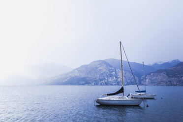 Italien, Venetien, Segelboote auf dem Gardasee bei Val di Sogno - FLMF00127