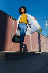 Beauutiful woman commuting in the city - BOYF01304