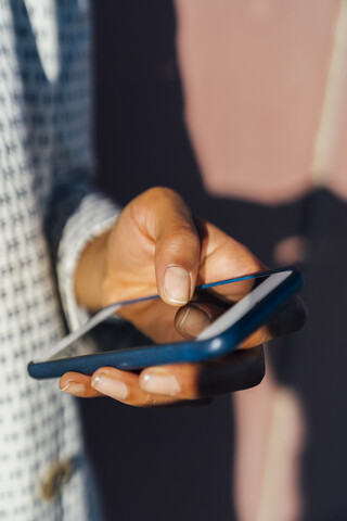 Hände einer Frau, die ein Smartphone benutzt, Nahaufnahme, lizenzfreies Stockfoto