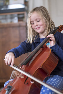 Porträt eines lächelnden blonden Mädchens, das Cello spielt - HAMF00560