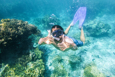 Australien, Queensland, Great Barrier Reef, Schnorchler bei Lady Elliot Island - KIJF02254