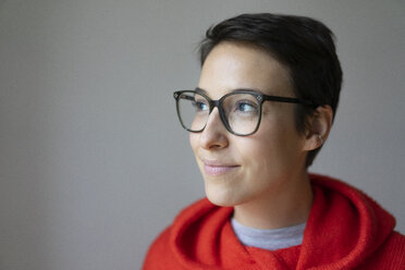 Porträt einer lächelnden jungen Frau mit kurzen Haaren, die eine Brille trägt - MOEF01961