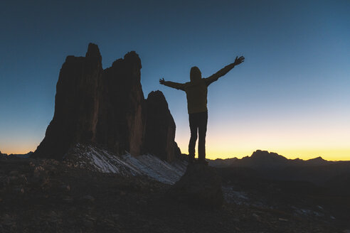 Italien, Drei Zinnen, Silhouette eines Mannes und die drei Gipfel in der Abenddämmerung - WPEF01338