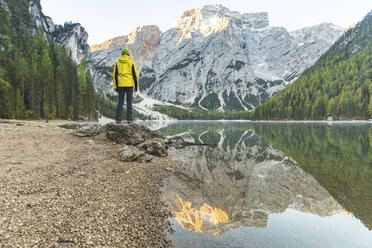 Italy, Braies Lake, man at the lakeside with mountains and forest in background - WPEF01341