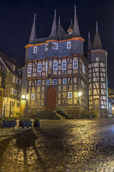 Deutschland, Hessen, Frankenberg, Rathaus bei Nacht - MHF00505