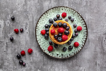 Pfannkuchen mit Heidelbeeren, Himbeeren und schwarzen Johannisbeeren - SARF04071