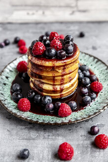 Pfannkuchen mit Heidelbeeren, Himbeeren und schwarzem Johannisbeersirup - SARF04072