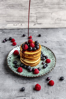 Pfannkuchen mit Heidelbeeren, Himbeeren und schwarzem Johannisbeersirup - SARF04073