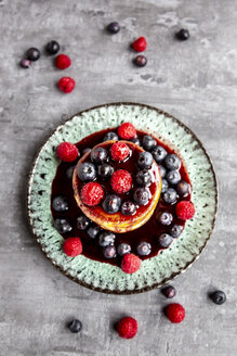 Pfannkuchen mit Heidelbeeren, Himbeeren und schwarzem Johannisbeersirup - SARF04074