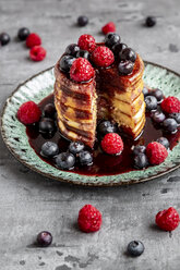 Pfannkuchen mit Heidelbeeren, Himbeeren und schwarzem Johannisbeersirup - SARF04076