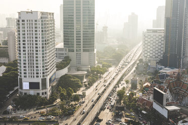 Thailand, Bangkok, Luftaufnahme von Autobahn und Wolkenkratzern in der Stadt - WPEF01344