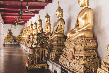 Thailand, Bangkok, Buddah-Statuen in einem Tempel - WPEF01346