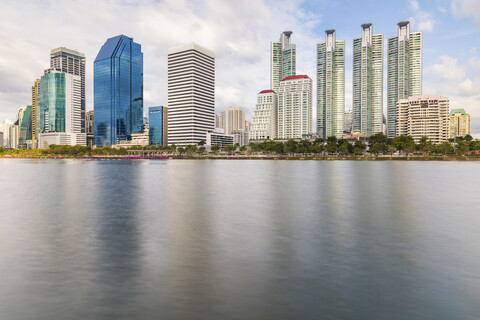 Thailand, Bangkok, moderne Wohnwolkenkratzer am Chao Phraya Fluss, lizenzfreies Stockfoto