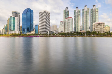 Thailand, Bangkok, moderne Wohnwolkenkratzer am Chao Phraya Fluss - WPEF01351