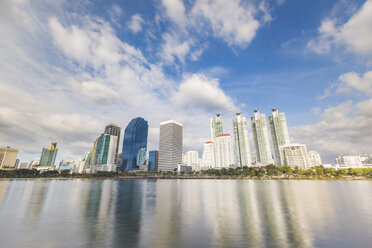 Thailand, Bangkok, moderne Wohnwolkenkratzer am Chao Phraya Fluss - WPEF01352