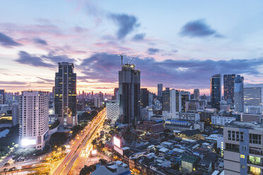 Thailand, Bangkok, Luftaufnahme von Autobahn und Wolkenkratzern in der Stadt bei Sonnenaufgang - WPEF01358