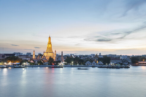 Thailand, Bangkok, Wat Arun-Tempel in der Abenddämmerung mit dem Fluss Chao Phraya im Vordergrund - WPEF01359