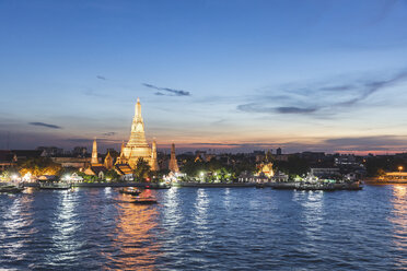 Thailand, Bangkok, Wat Arun temple at dusk with Chao Phraya river on foreground - WPEF01360